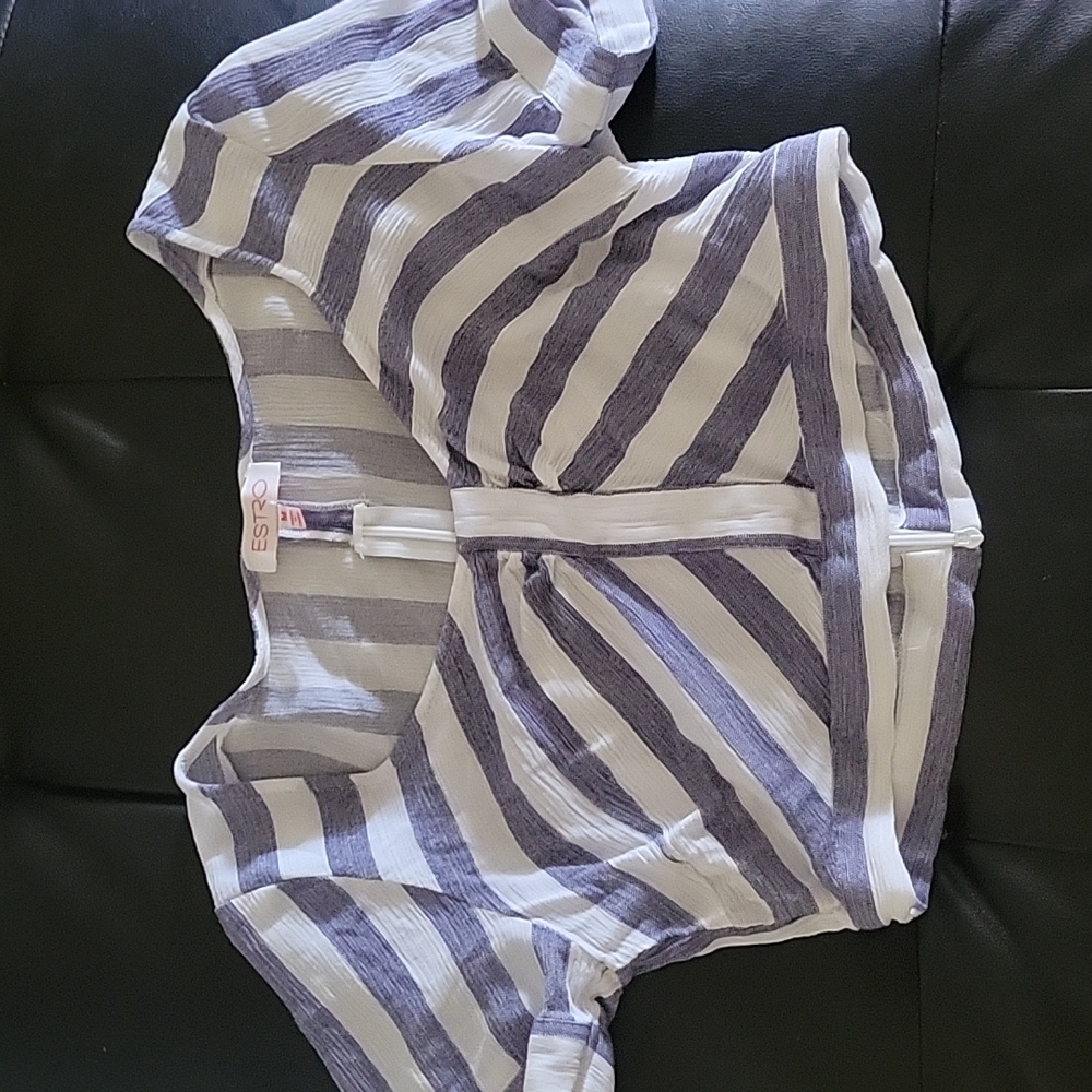 Cute crop top never used bought it to small
